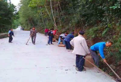 南江县石滩乡创新举措强化农村公路养护